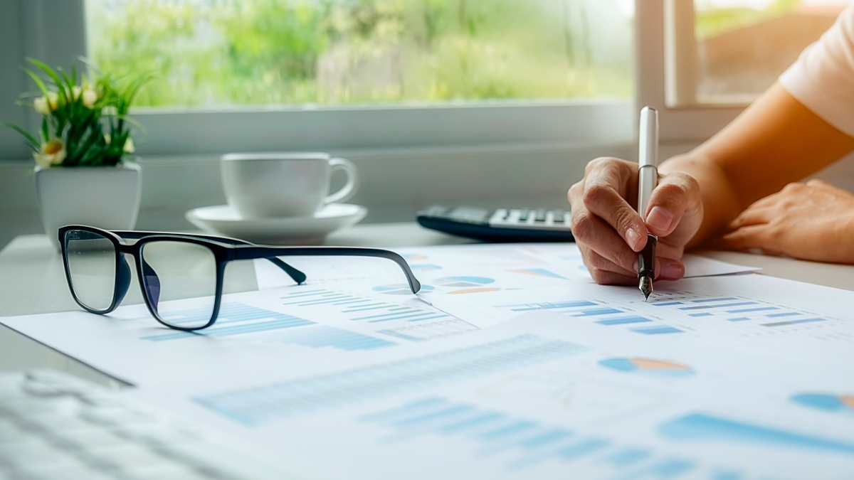 Podnikatel připravuje podnikatelský záměr a finanční plán pro žádost o úvěr