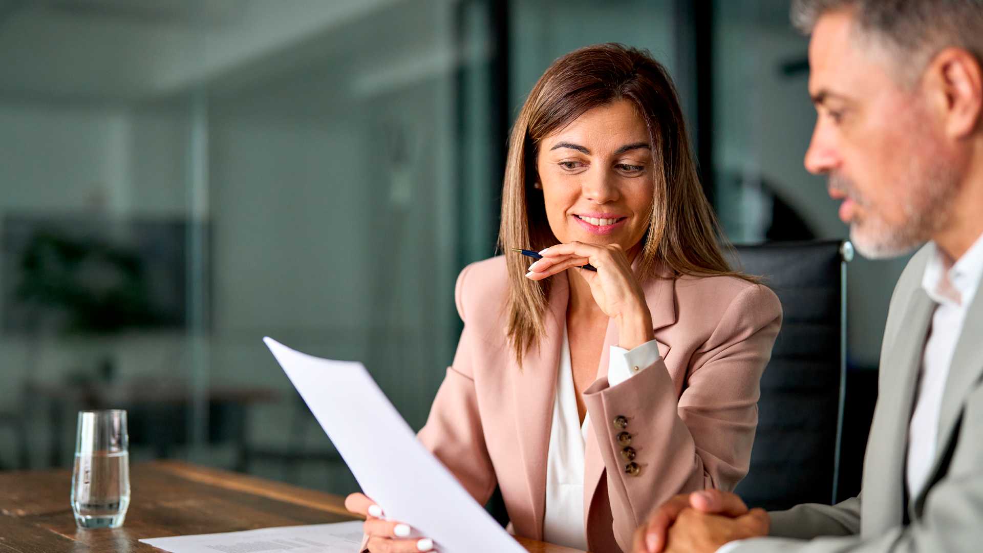 Jednání podnikatele o financování firmy se zajištěním nemovitostí